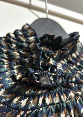 Siyah Pileli Yüksek Yakalı Kadın Bluz - Görsel 4