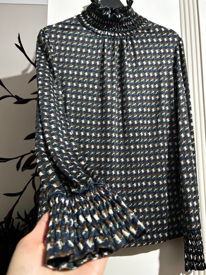 Siyah Pileli Yüksek Yakalı Kadın Bluz - Görsel 2