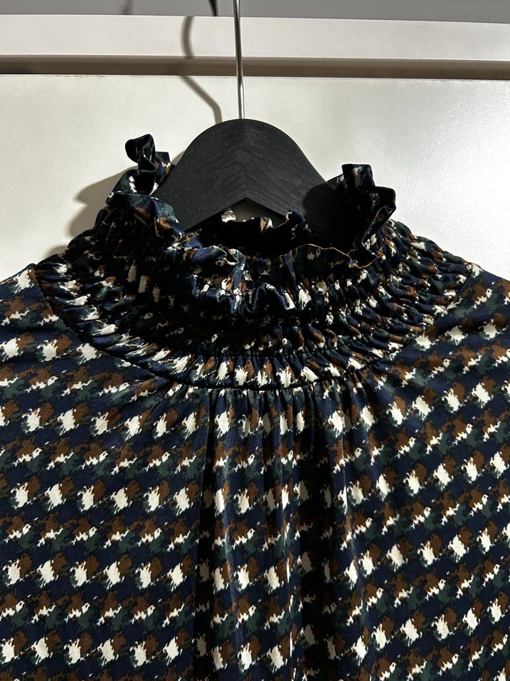 Siyah Pileli Yüksek Yakalı Kadın Bluz - Görsel 3