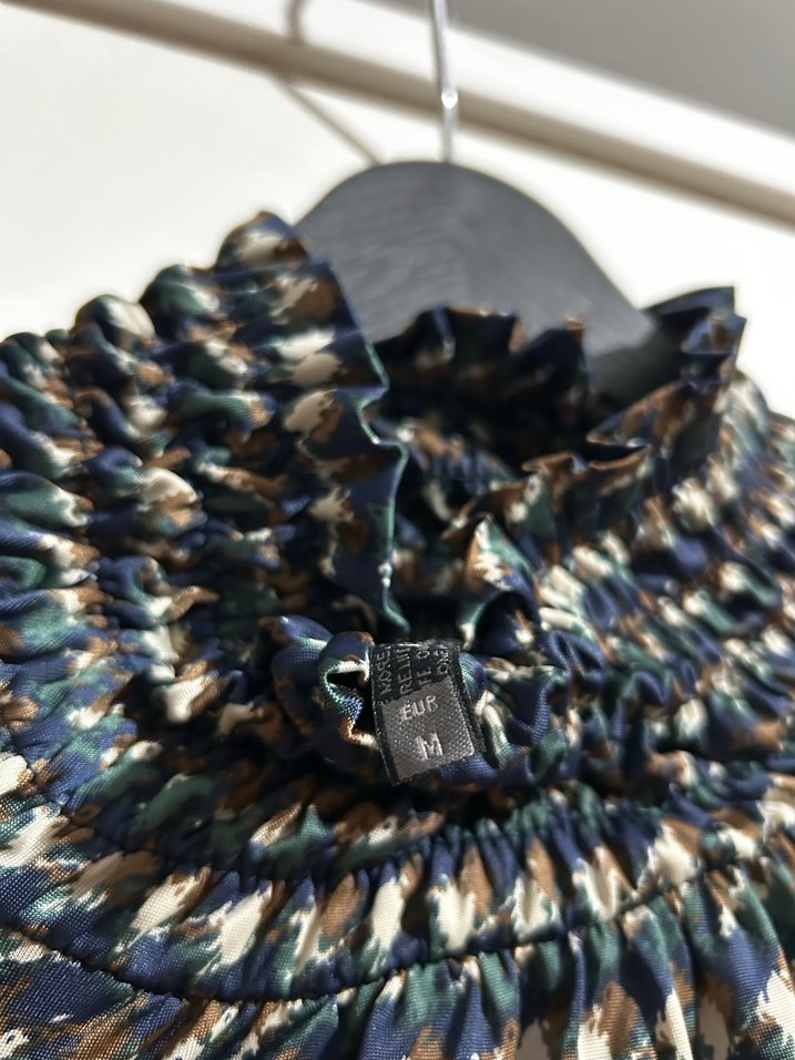 Siyah Pileli Yüksek Yakalı Kadın Bluz - Görsel 4