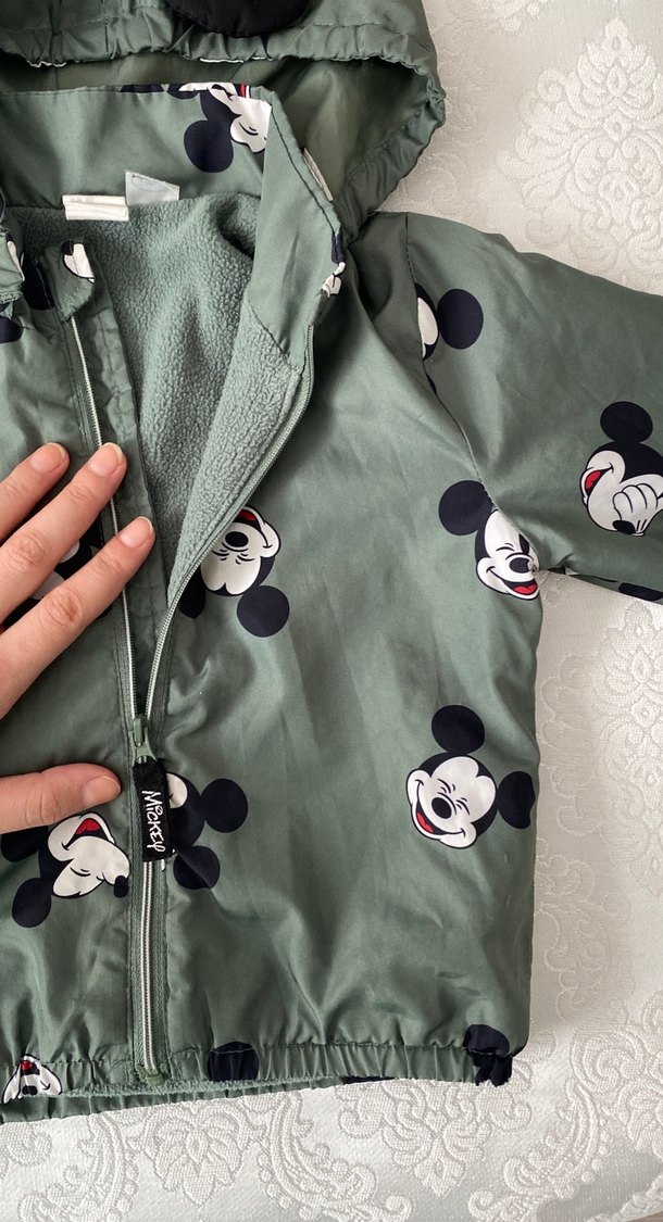 Gri Desenli Erkek Çocuk Kapüşonlu Yağmurluk - Görsel 3