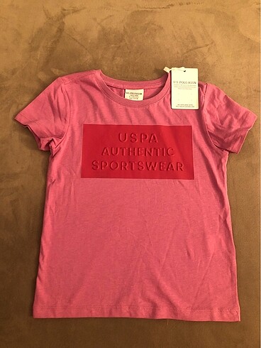 Etiketli pembe tshirt