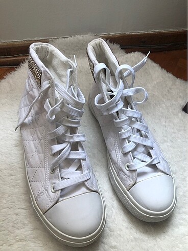 Beyaz converse