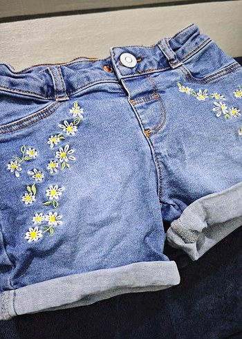 Nakışlı Mavi Denim Kız Şortu - Görsel 2