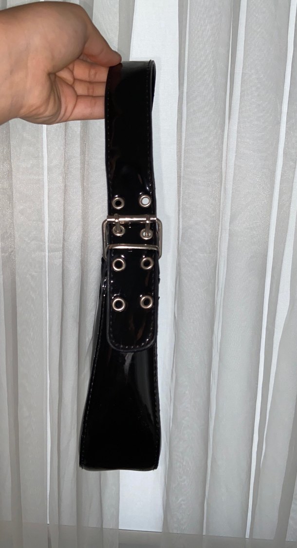 Parlak Siyah Deri Tokalı Kadın Çantası - Görsel 2