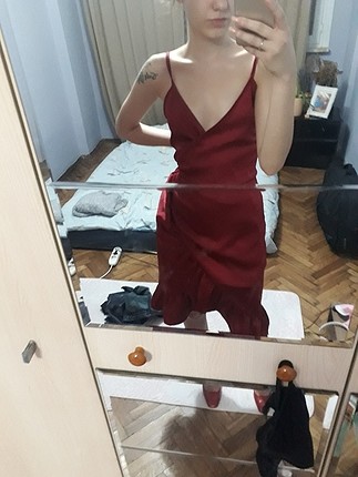kirmizi saten elbise