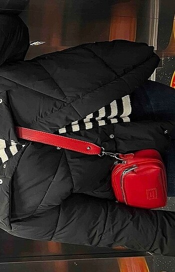 Zara Kırmızı çanta ve siyah çanta