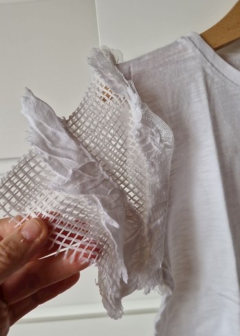 Koton beyaz kolları tul detaylı Tişört - Görsel 2