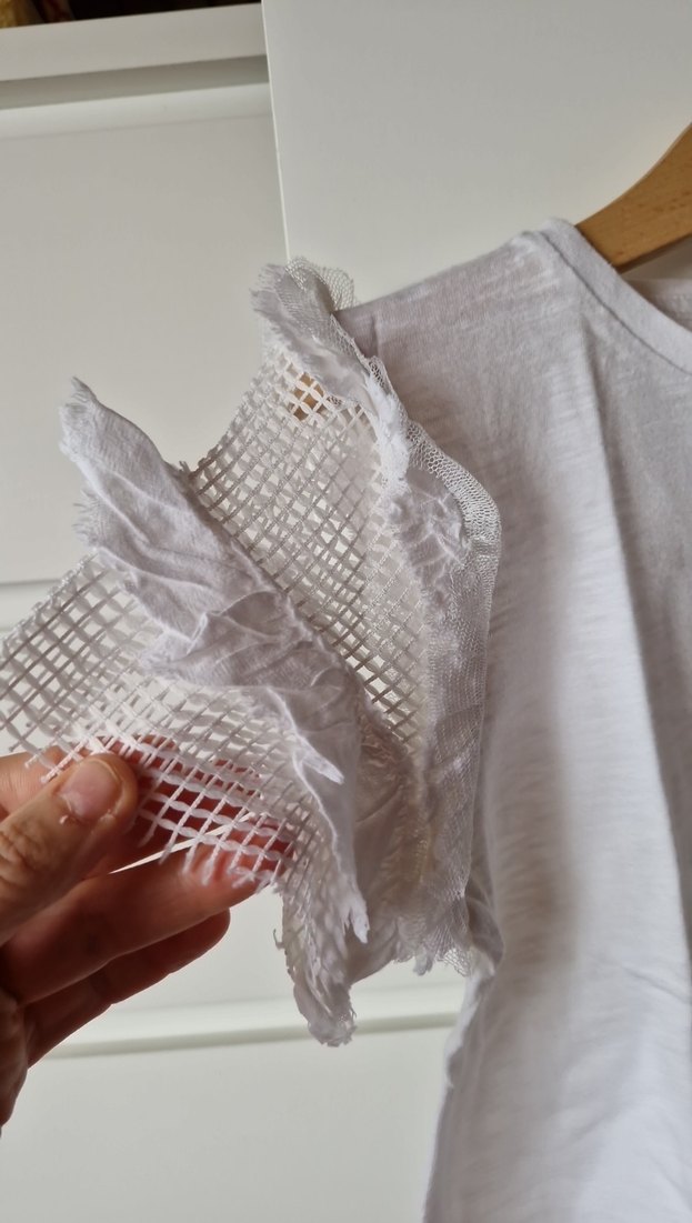 Koton beyaz kolları tul detaylı Tişört - Görsel 2