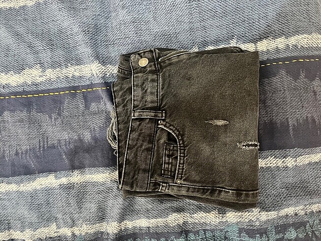Yırtık detaylı jeans