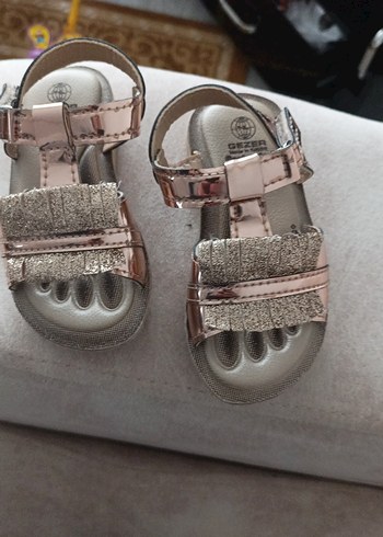 Kız Çocuk Metalik Tokalı Sandalet - Görsel 4