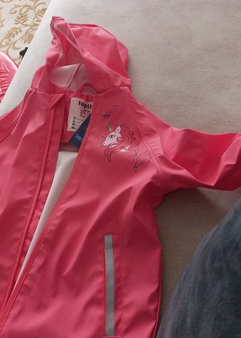 Kız Çocuk Parlak Pembe Baskılı Yağmurluk - Görsel 3
