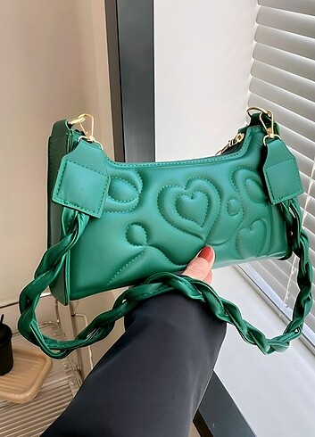 Kalp detaylı yeşil çanta 