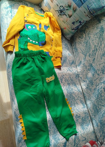 4 Yaş Beden Renkli Dinozor Baskılı Erkek Çocuk Pijama Takımı
