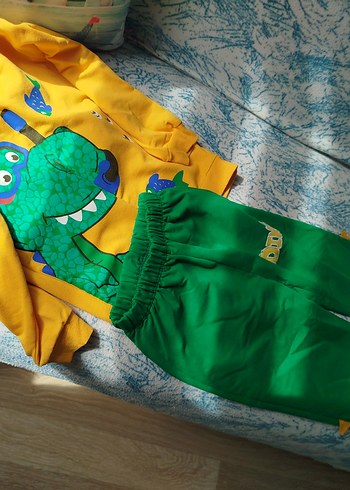 4 Yaş Beden yeşil Renk Renkli Dinozor Baskılı Erkek Çocuk Pijama Takımı