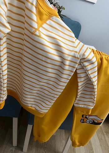 Erkek Bebek Sarı Çizgili Sweatshirt ve Pantolon - Görsel 2