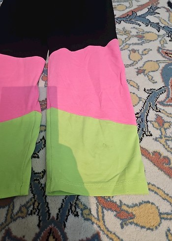 26.Kız Çocuk Gri Dantelli Üst ve Renkli Şort - Görsel 5