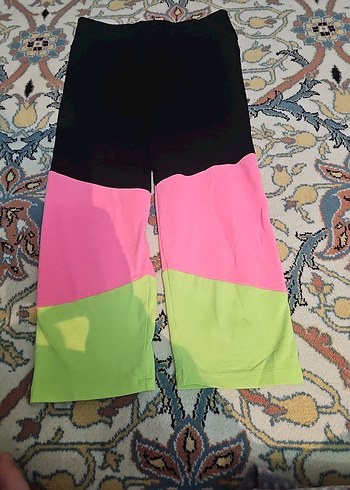 26.Kız Çocuk Gri Dantelli Üst ve Renkli Şort - Görsel 4