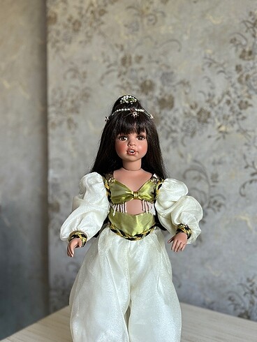 Barbie damgalı porselen bebek