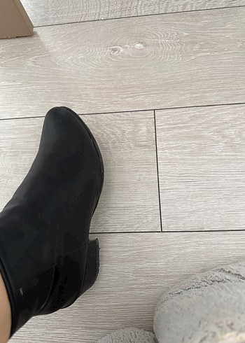 Siyah Tokalı İnce Topuklu Kadın Bot - Görsel 3