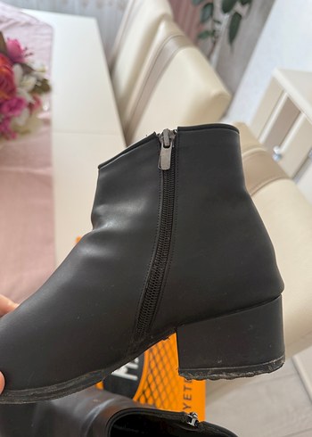 Siyah Tokalı İnce Topuklu Kadın Bot - Görsel 4