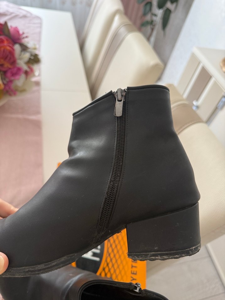 Siyah Tokalı İnce Topuklu Kadın Bot - Görsel 4