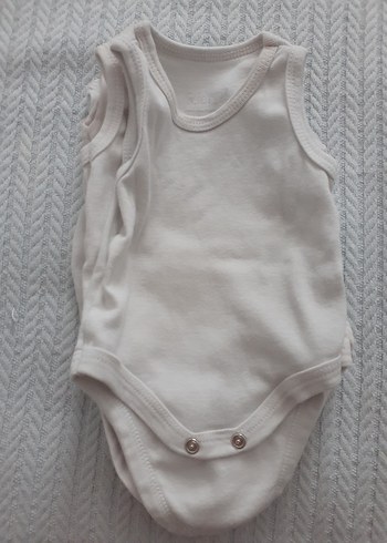 Düğmeli Beyaz Kolsuz Bebek Body