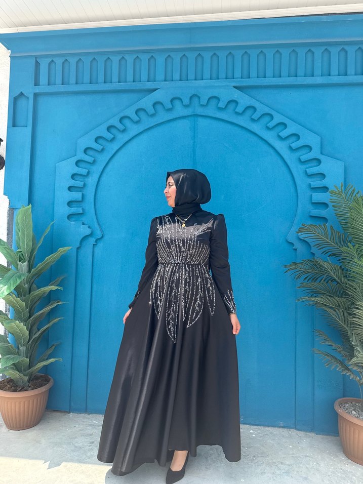 Uzun Siyah Desenli Saten Elbise - Görsel 3