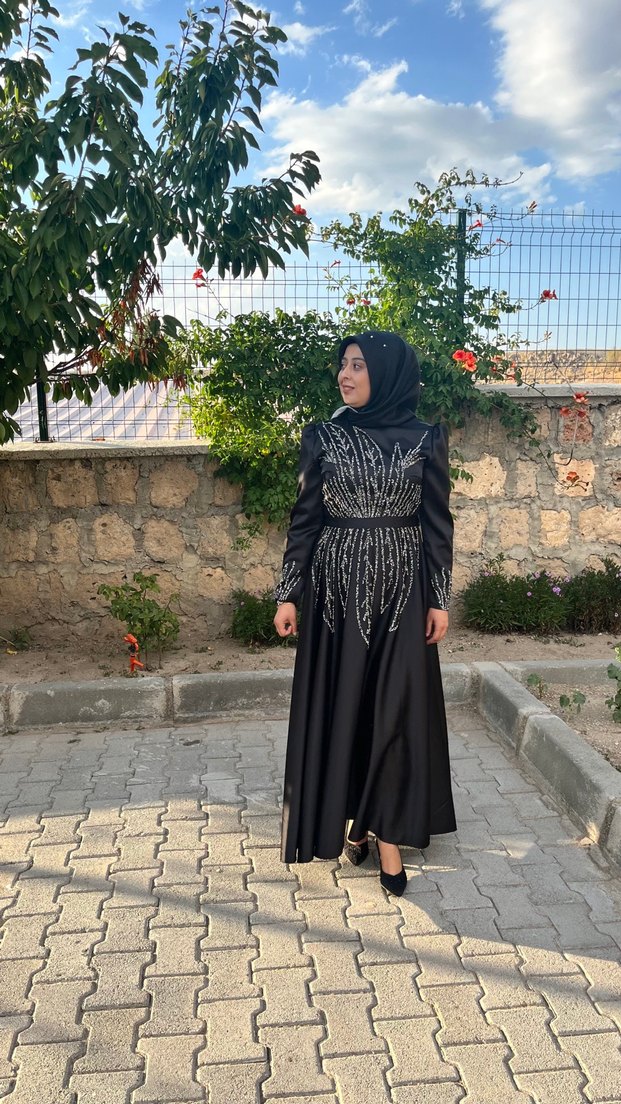 Uzun Siyah Desenli Saten Elbise - Görsel 4