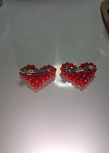 Kırmızı boncuktan kalp toka - Görsel 2