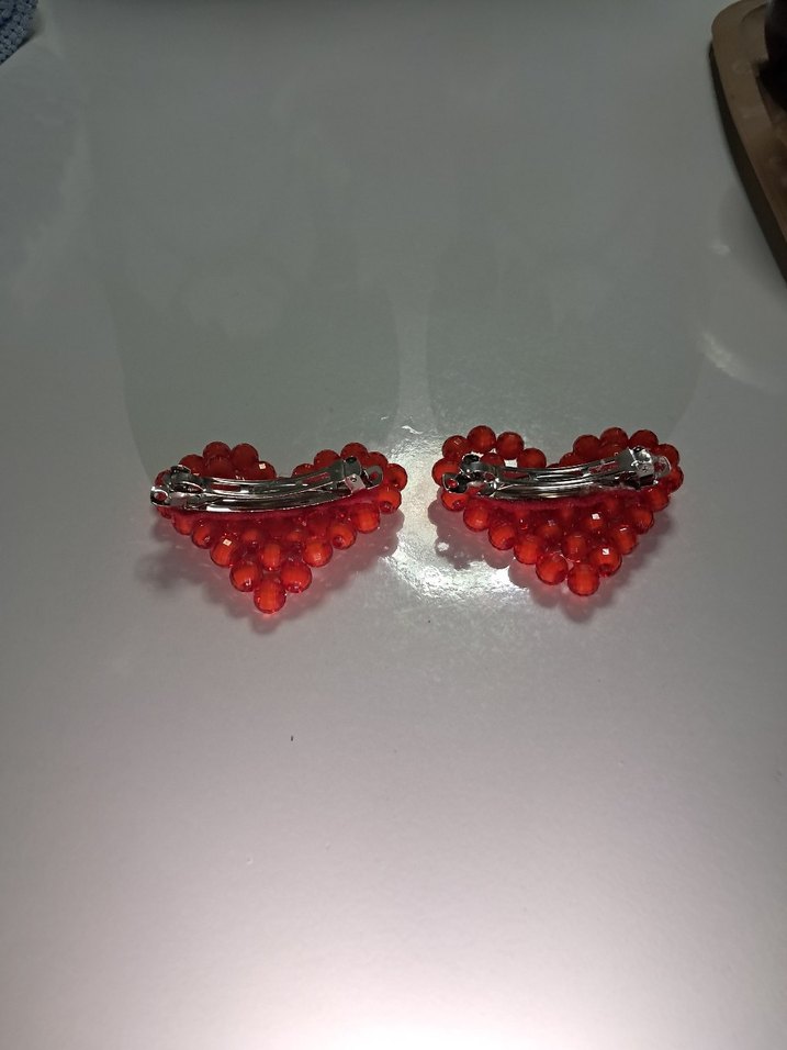 Kırmızı boncuktan kalp toka - Görsel 2