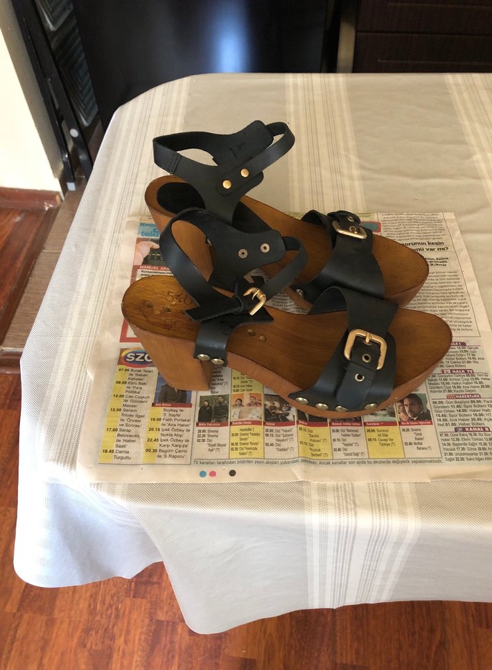 Tokalı Siyah Dolgu Topuk Kadın Sandalet - Görsel 2