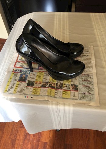 Parlak Siyah Rugan Kadın Stiletto