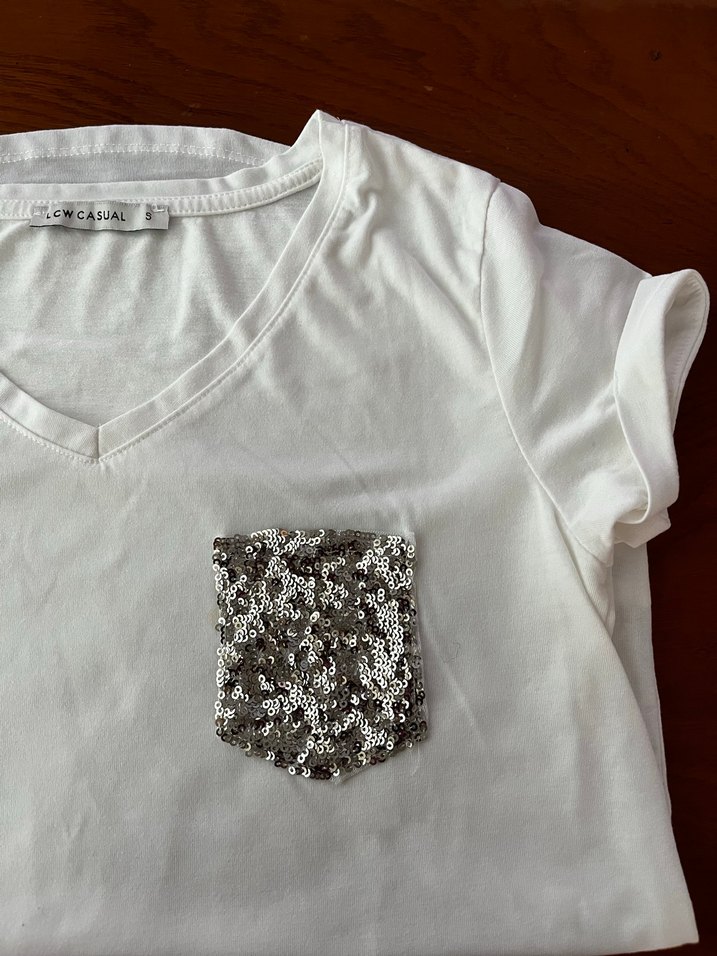LCW CASUAL Kadın Beyaz V Yaka Payetli Tişört - Görsel 2