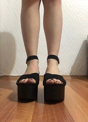 36 Beden Stradivarius kalın topuklu sandalet