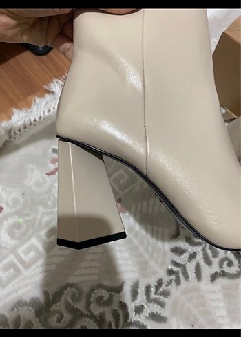 Zara Bej Deri Yılan Desenli Topuklu Bot