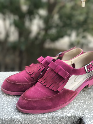Pembe fiyonklu ayakkabı