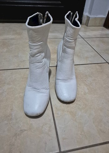 Beyaz Deri Tokalı Kadın Bot - Görsel 3