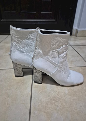 Beyaz Deri Tokalı Kadın Bot - Görsel 4