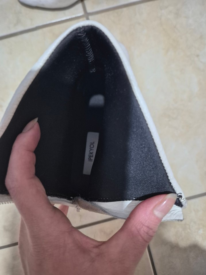 Beyaz Deri Tokalı Kadın Bot - Görsel 5