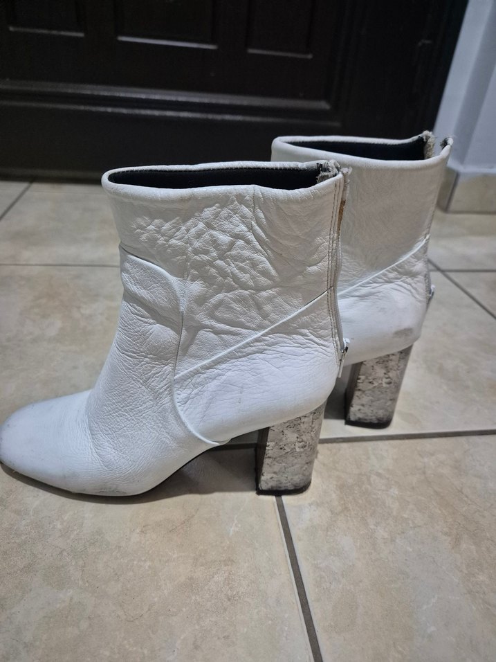 Beyaz Deri Tokalı Kadın Bot - Görsel 2