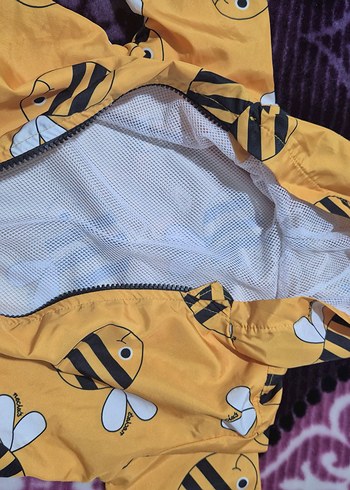 Sarı Baskılı Erkek Çocuk Kapüşonlu Yağmurluk - Görsel 3