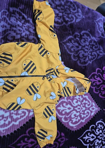 Sarı Baskılı Erkek Çocuk Kapüşonlu Yağmurluk - Görsel 2