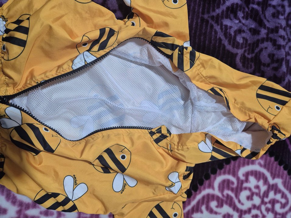 Sarı Baskılı Erkek Çocuk Kapüşonlu Yağmurluk - Görsel 3