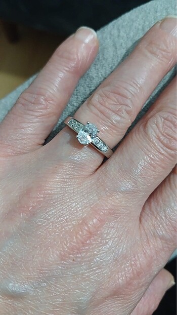 Diğer Oval zircon
