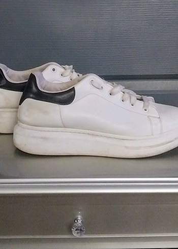 Beyaz Siyah Detaylı Minimalist unisex Spor Ayakkabı