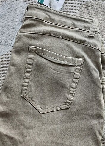 42 Beden ten rengi Renk Bayan koton etekli 42 beden pantalon.