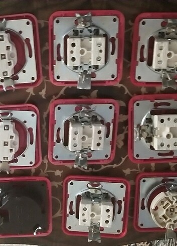 Beden 9 adet kırmızı renk sıfır elektrik anahtar ve piriz