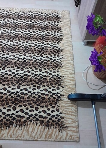 Leopar desenli Halı