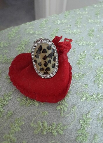 Leopar desenli taşlı yüzük .
